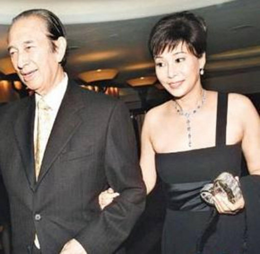 赌王二太捐款200万祝寿 四太带子女献吻