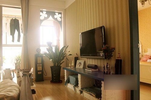 客厅的电视背景墙，从这个角度能看到卧室内部。