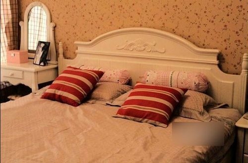 卧床，与梳妆台是同种风格的。