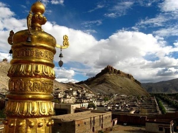 藏人起源的传说相传在西藏的神山“贡布山”上有三个仙洞，分别住着一位菩萨、一只因犯了戒律而由神仙变成的猴子和一位美丽的妖女。