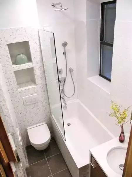 整个卫浴空间严格来说要小于3平米，略长方形的设置让空间多了一分设计尴尬！因为空间不大，白色墙砖跟浅淡马赛克的选取搭配卫浴洁具能有效放大视觉空间，淋浴房（淋浴房装修效果图）对面安置了狭长玻璃镜旨在扩大视觉感。即便是如此紧凑的卫浴间，还是加入了淋浴房，可见设计师非一般的功力。玻璃隔断（隔断装修效果图）很好的划分出干湿分区，保证小空间的安全性！