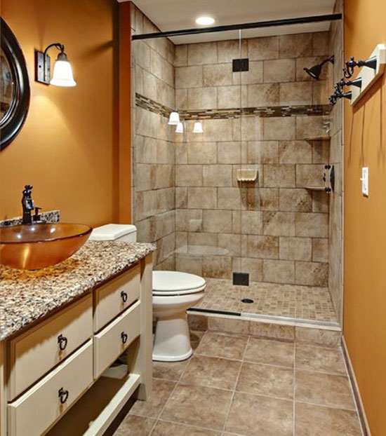 橙黄色的墙面，营造暖意空间氛围，淋浴间墙面以粗糙的砖石来铺贴，打造出一个原生态质感的个性空间。