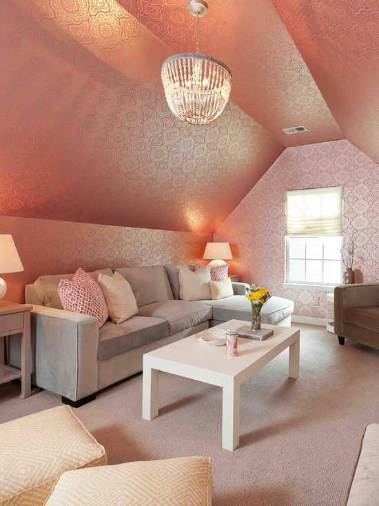 阁楼空间的不规则让这款粉色客厅多了一份趣味性。粉色纹理的壁纸铺满墙面和天棚，地毯的淡粉渲染着温和的环境，一扇小窗户的采光让这里透亮不少。
