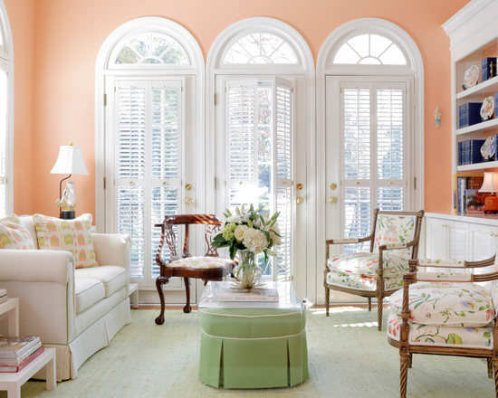 偏橘黄的粉色在甜蜜之中多了一些清新暖意，半拱形的门让墙面多了设计感，椅子精致的线条和纹理颇具欧式复古的情调，而浅色简约的花纹却又让它呈现着清新舒适的视觉享受。