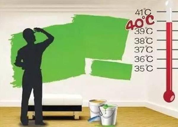 建议：夏季施工时要做好基层腻子的干燥处理，墙壁要打三至四遍腻子后才可刷涂料。在每次打过腻子后，干燥时间要尽量延长，做好通风，尽可能减少室内水分。而且，在刮腻子前最好先刷界面剂，阻止墙体碱性物质渗到乳胶漆上。