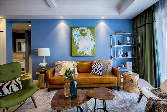 沙发背景墙选对装饰画，才能美了整个客厅空间！