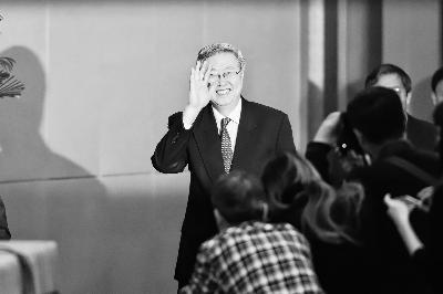 上午，中国人民银行行长周小川进入新闻发布会现场摄/记者 刘畅