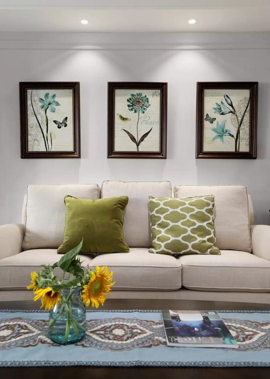 沙发背景墙选对装饰画，才能美了整个客厅空间！