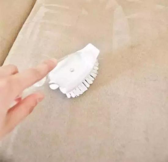 沙发、窗帘脏了不用拆洗 这样处理比洗还干净！